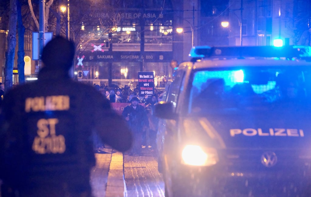 Die Demo blieb Höhe Uniring stehen, weil Gegendemonstranten Christbäume im Bereicht Geiststraße/Hermannstraße angezündet hatten.