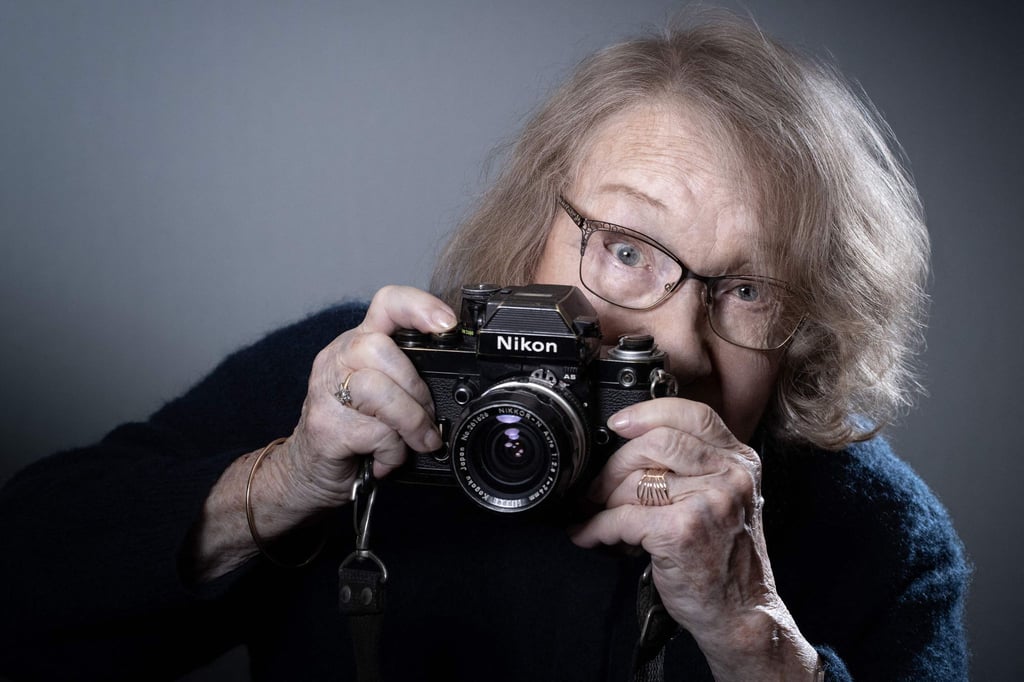 Die französische Fotografin Sabine Weiss mit Kamara.