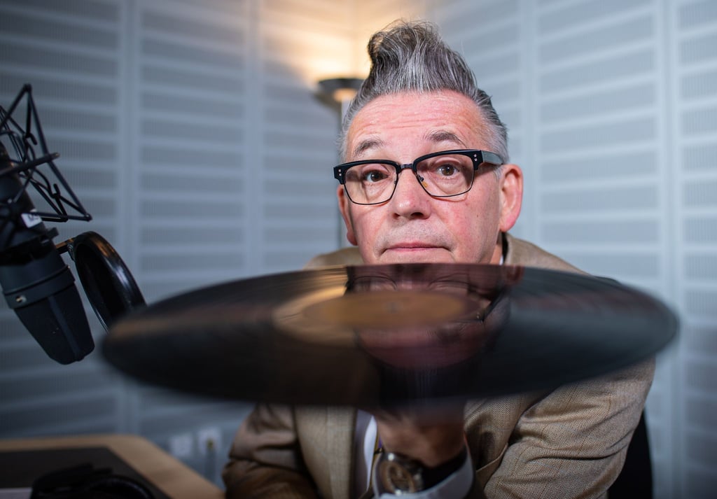 Will verborgene Platten-Schätze ausgraben: Götz Alsmann im WDR-Tonstudio in Münster.