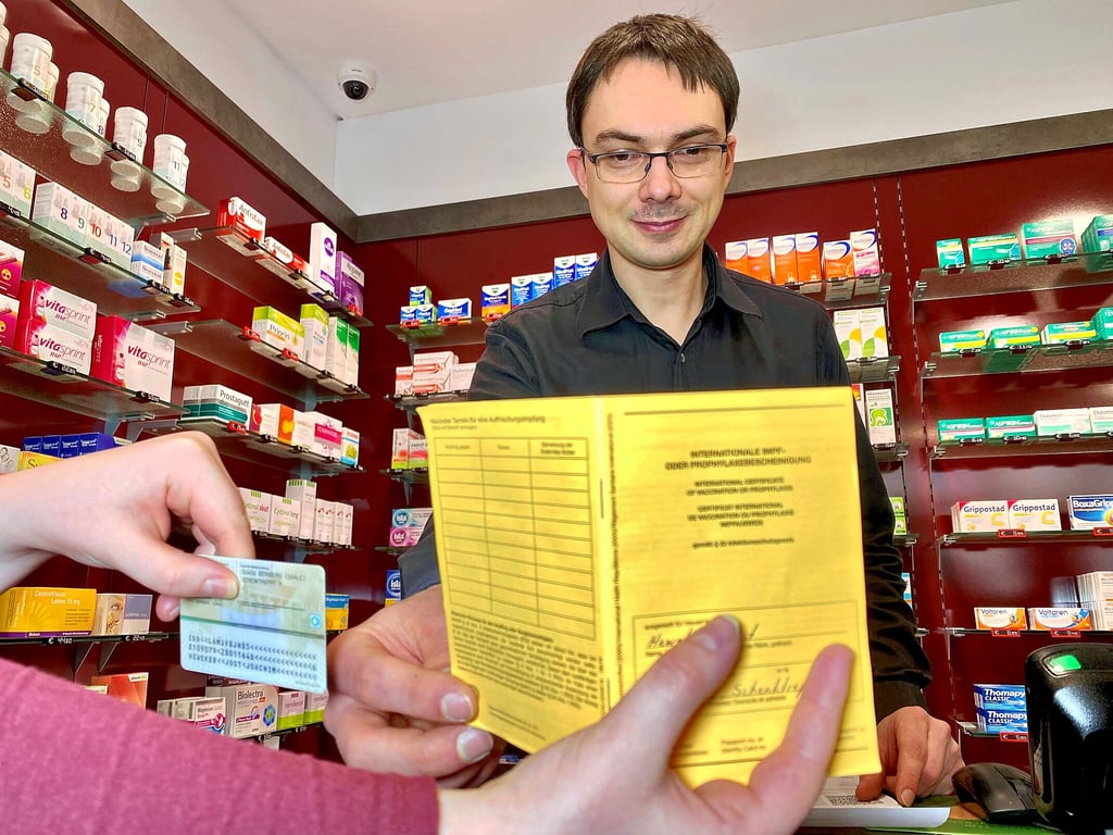 Jost Heweker und seine Mitarbeiter in der Bernburger „Sonnenapotheke“ wurden in den vergangenen Wochen wiederholt mit gefälschten Impfpässen konfrontiert.