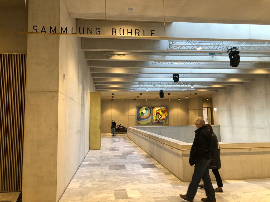 Besucher gehen durch den neuen Anbau im Kunsthaus Zürich mit der Bührle-Sammlung.