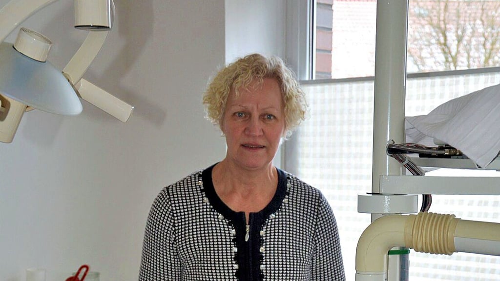 Dr. Petra Worringen an ihrem Arbeitsplatz: Die Zahnärztin schließt ihre Praxis in Klötze Ende März 2022.