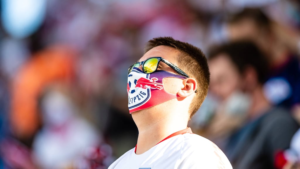 RB-Fan mit Maske