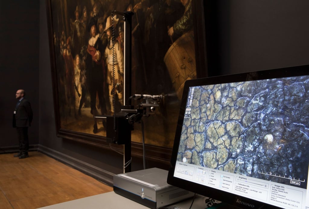 Eine 4x6 Millimeter großer Teil von Rembrandts „Nachtwache“ wird bei einem Digitalisierungsprozess auf einem Bildschirm abgebildet.
