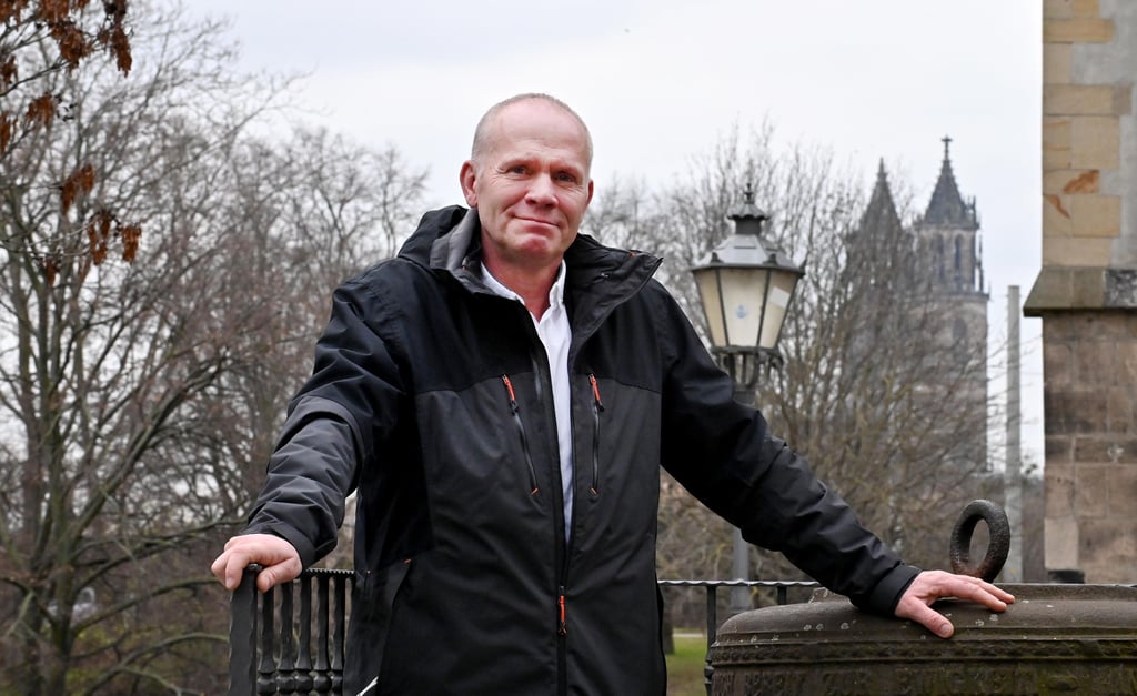 Roland Zander wählt einen Platz mit Domblick im Hinterland der Johanniskirche als Kulisse für sein Jahresendporträt. Seine Fraktion Gartenpartei/Tierschutzallianz stellt mit drei Mitgliedern das kleinste, aber ganz und gar nicht leise politische Lager im Stadtrat