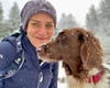 Romy Robst auf winterlicher Tour mit Wanderhund Lotte.