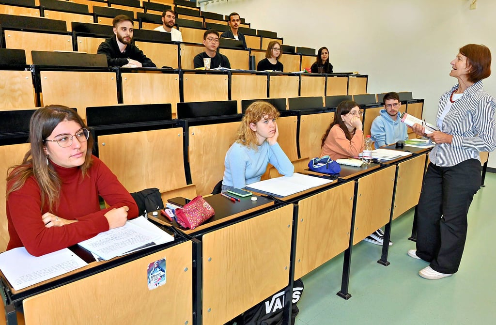Ein Hörsaal der Hochschule Magdeburg-Stendal. Beim digitalen Schnupperstudium nächste Woche werden die Sitzreihen allerdings abermals leer bleiben. Die Probevorlesungen von 19 Bachelorstudiengängen finden online statt.