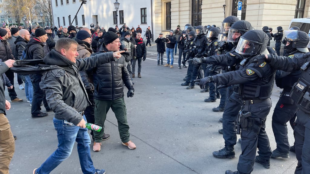 Demonstranten und Poizisten stehen sich in Magdeburg kampfbereit gegenüber.