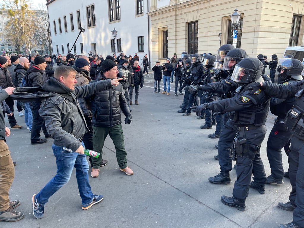 Demonstranten und Poizisten stehen sich in Magdeburg kampfbereit gegenüber.