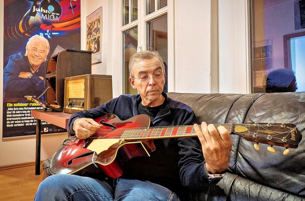 Projektkoordinator Gerald Tornow mit einer Gitarre, auf der „Die roten Gitarren“ aus Polen gespielt haben sollen.