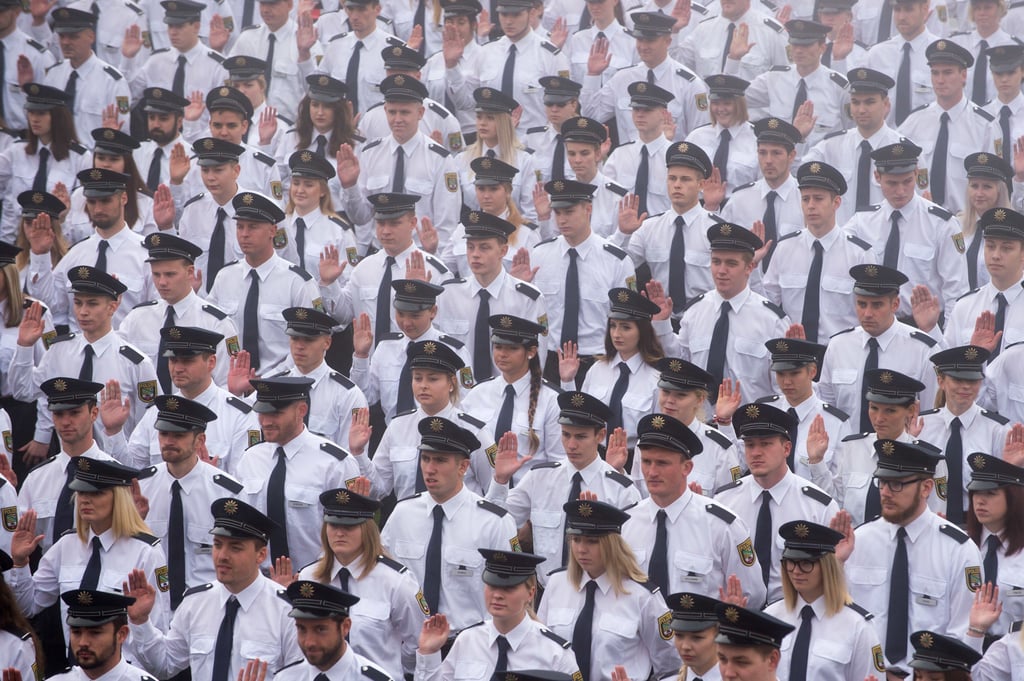 Polizeischüler in Sachsen-Anhalt (hier das Foto einer Vereidigung aus dem Jahr 2017) sollen künftig stärker auf Verfassungstreue überprüft werden.