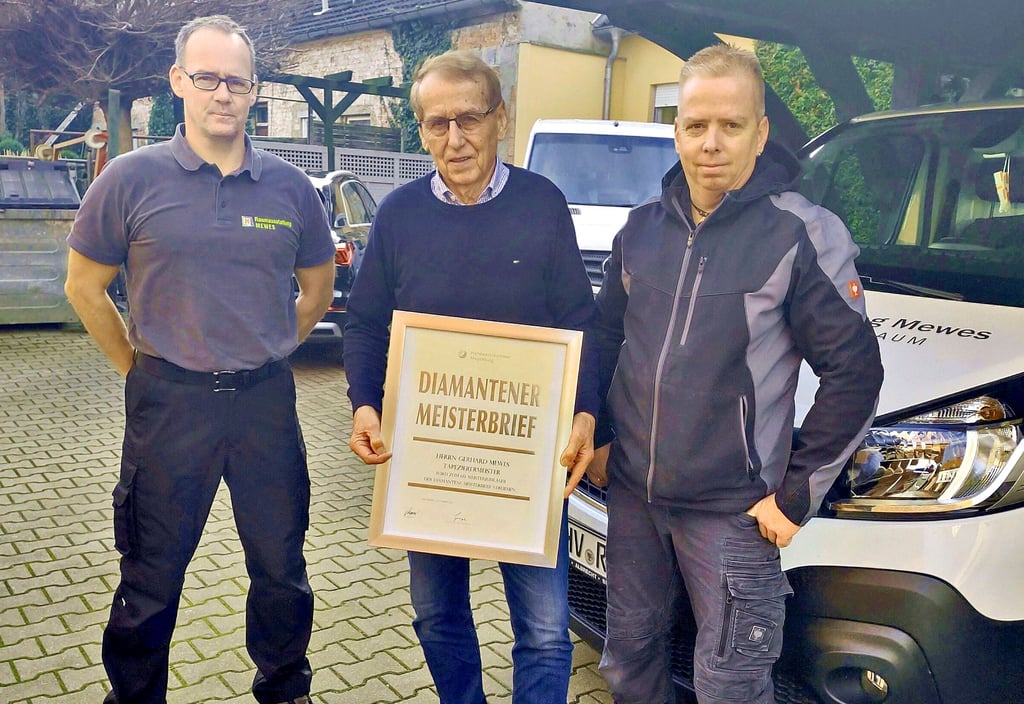 Jubilar Gerhard Mewes (Mitte) mit seinem diamantenen Meisterbrief und seinen beiden Söhnen Maik (links) und Michael, die das Familienunternehmen in seinem Sinne erfolgreich weiterführen.