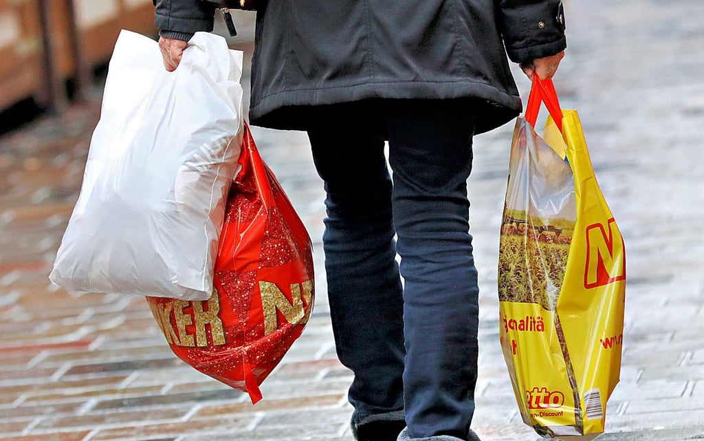 Die normalen Einkaufstüten aus Plastik, wie hier auf dem Foto, sind seit dem 1. Januar europaweit verboten.