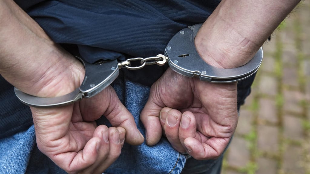 Ein Mann in Pakistan hat nach Polizeiangaben seine drei jungen Töchter getötet.