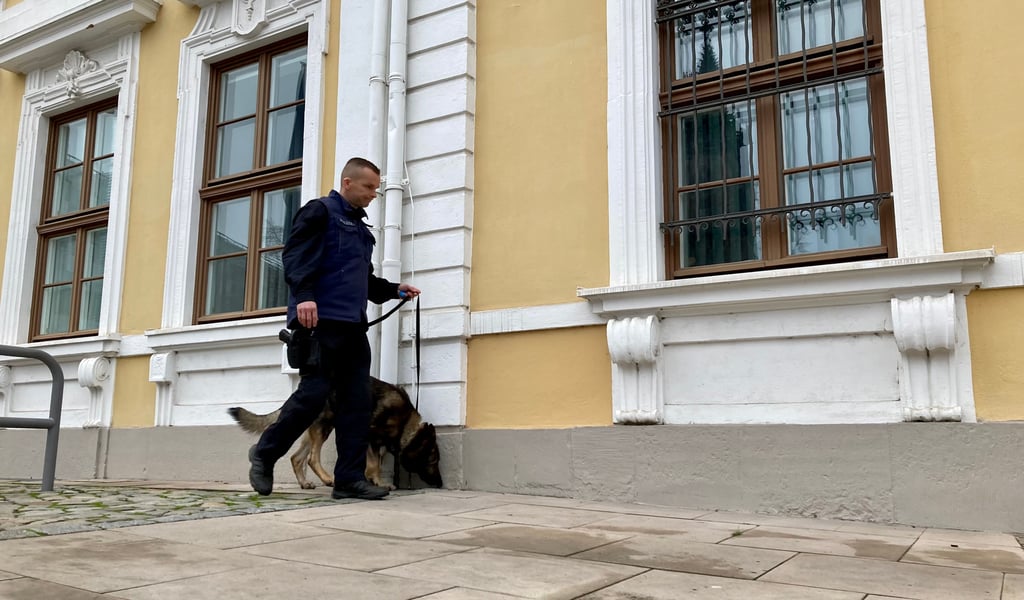 Die Polizei ermittelt vor Ort mit Sprengstoffspürhund.