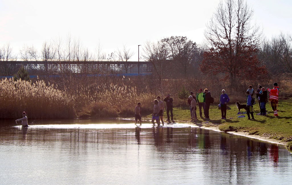Am Samstagmittag wagten sich die Friedenläufer bei vier Grad Wassertemperatur in die Goitzsche.