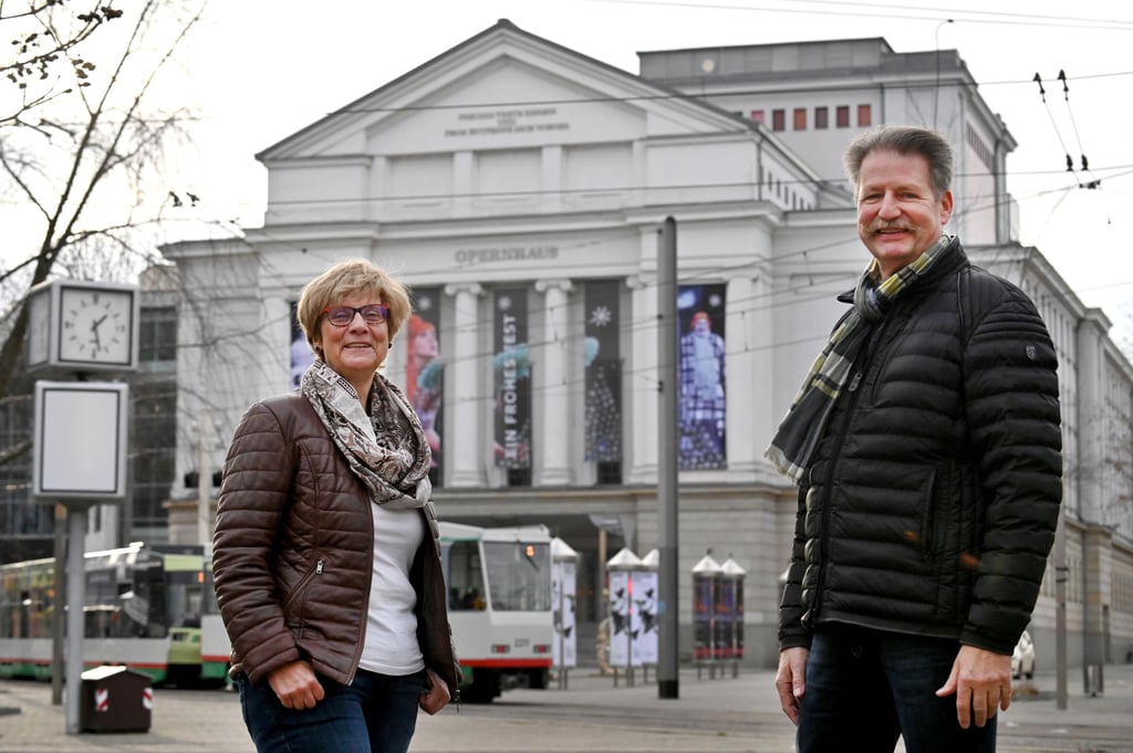 Ein Bekenntnis zur Kultur legen die Liberale Carola Schumann und der Tierschützer Burkhard Moll – die Doppelspitze der Fraktion FDP/Tierschutzpartei im Magdeburger Stadtrat – mit der Auswahl ihres Hintergrunds fürs Jahresendporträt ab. Sie beziehen Position vorm Opernhaus.