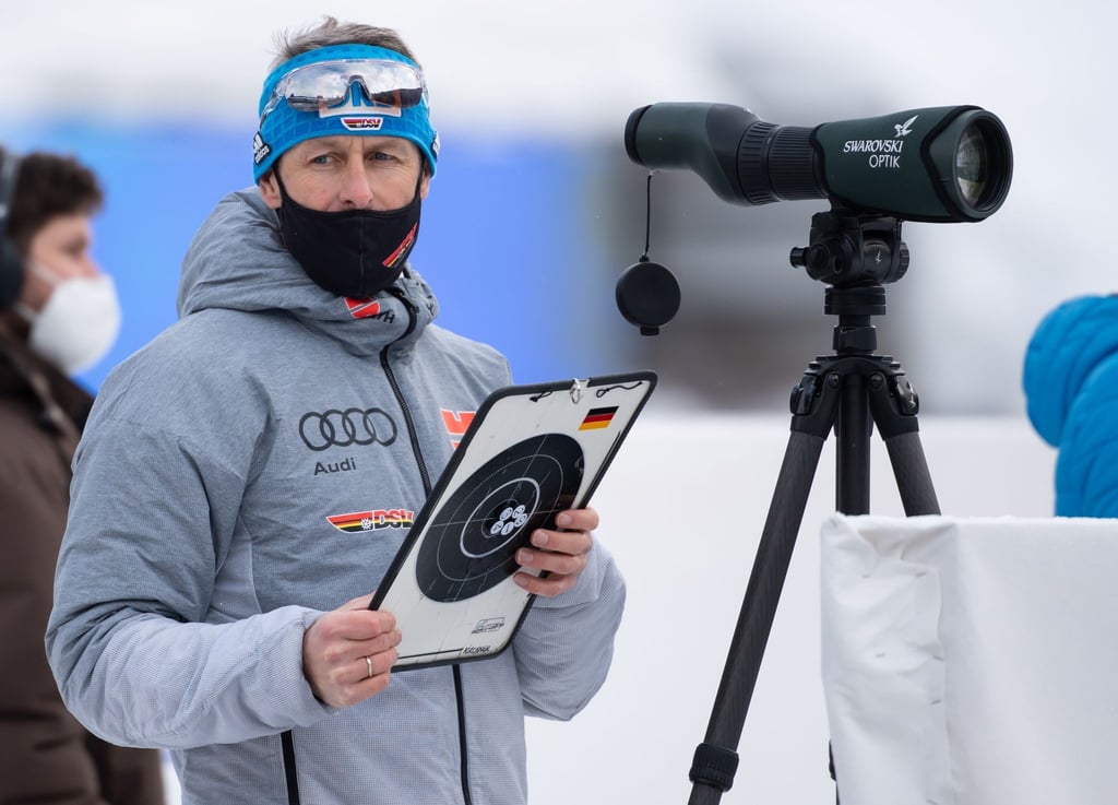 Bundestrainer Mark Kirchner verfolgt das Training der Biathleten.