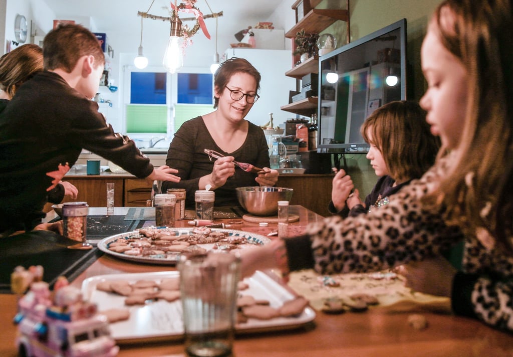 Weihnachtsplätzchen backen oder Karten basteln können eine schöne Ablenkung vom Corona-Frust in der Familie sein.