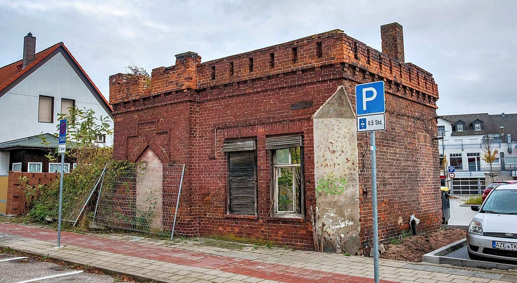 Es könnte wieder ein Schmuckstück werden, das kleine Backsteingebäude mit Geschichte. Es steht direkt gegenüber vom Roßlauer Bahnhof.