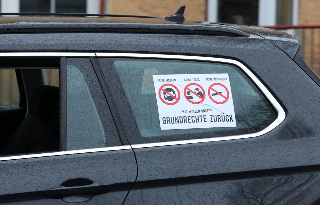 Protestschild an einem Auto.