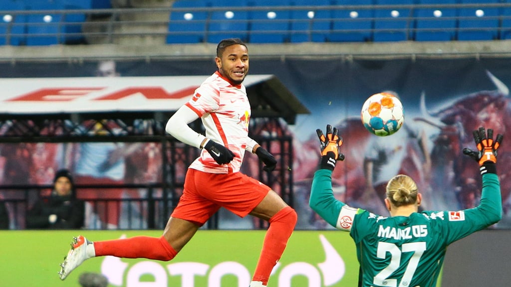 Christopher Nkunku lupft den Ball über Mainz-Schlussmann Robin Zentner gekonnt ins Tor.