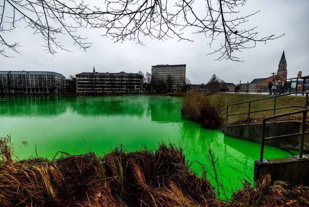 Passanten fotografieren den grün gefärbten „Kleinen Kiel“.