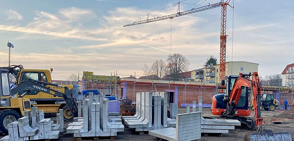 Blick auf den neuen Supermarkt, der in Magdeburg an der Ecke Hopfenbreite/Salbker Straße einen Altbau ersetzt.