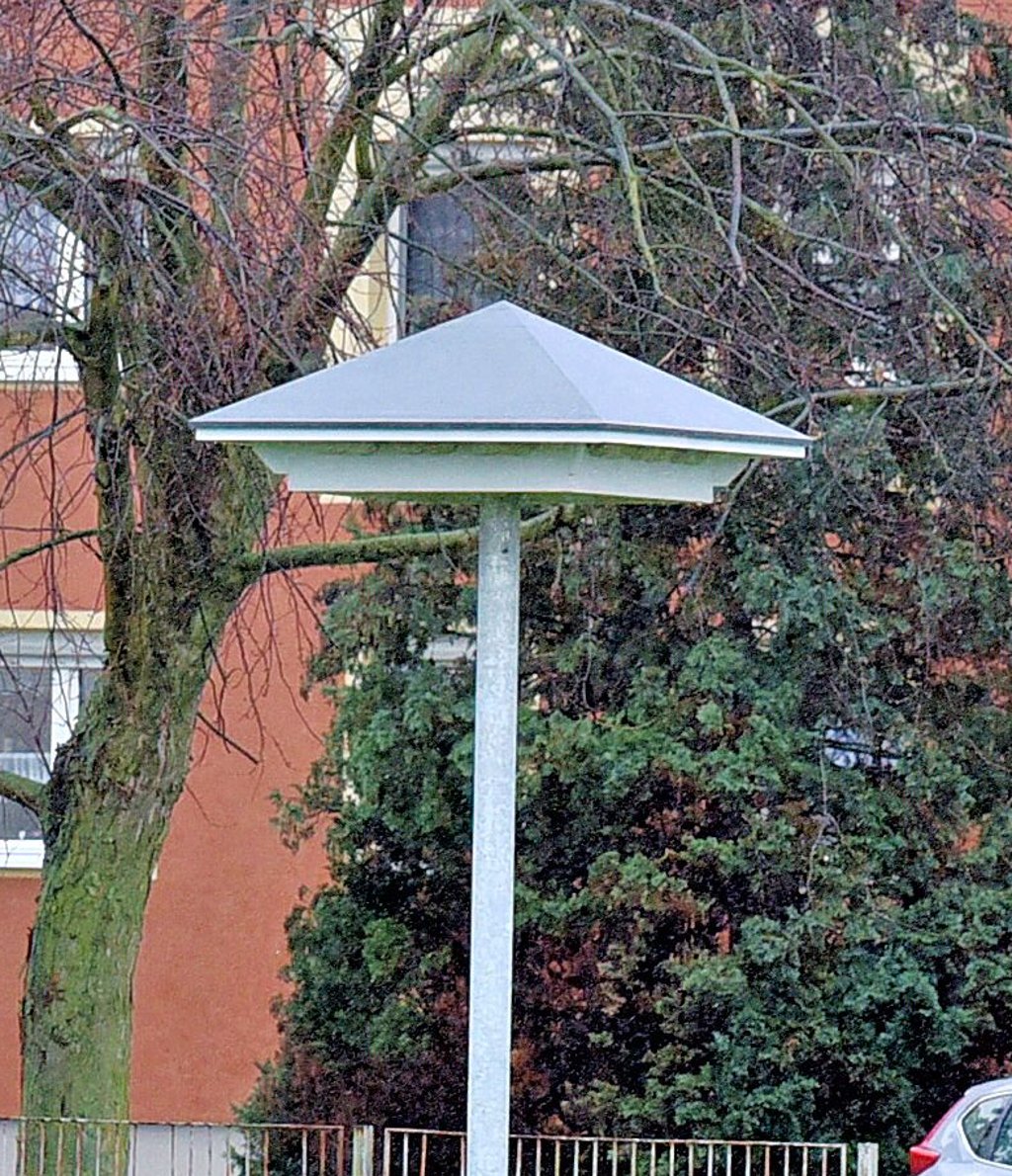 Ein Schwalbenhaus ist im Dezember vom Landschaftspflegeverein „Mittleres Elstertal“ im alten Stadion in Hohenmölsen errichtet worden.