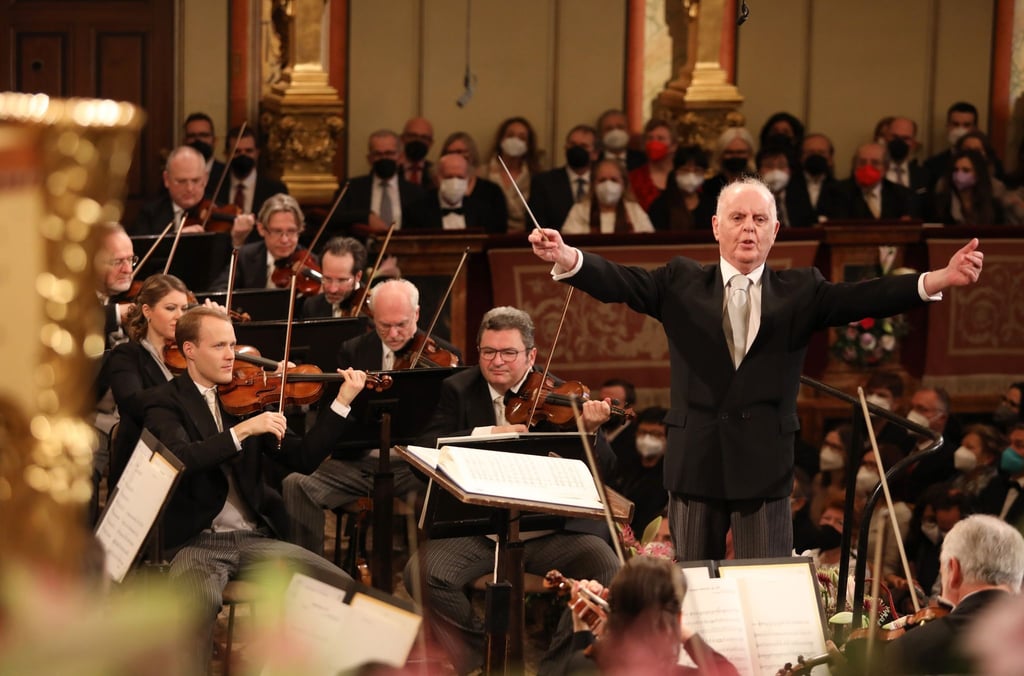 Die Wiener Philharmoniker mit Dirigent Daniel Barenboim beim Neujahrskonzert im Großen Saal des Wiener Musikvereins.