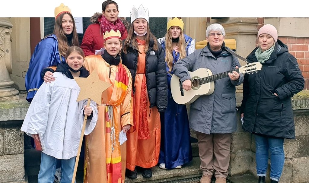 Die fünf Sternsinger Amelie, Marlen, Hanna, Emma und Hermine (v.l.) wurden auf ihrem Weg durch die einzelnen Orte der Pfarrei St. Benedikt unter anderem begleitet von Ulrike Engelmann, Heidi Klimmasch und Diana Prothmann (v.l.).