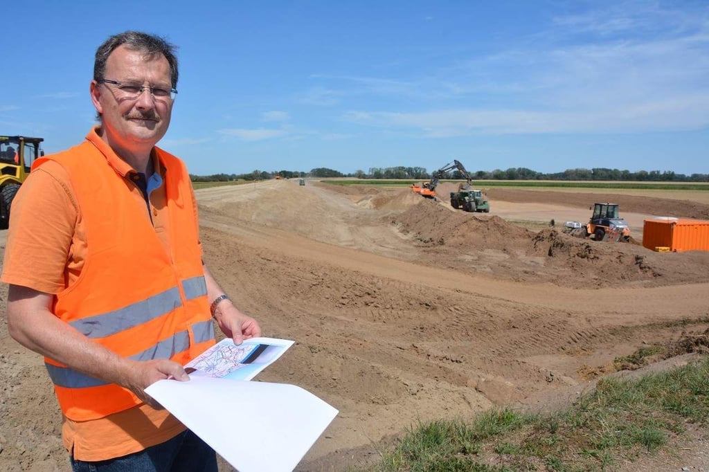 Markus Schirmer, Flussbereichsleiter des Landesbetriebes für Hochwasserschutz und Wasserwirtschaft (LHW), an der Deichbaustelle Schartau. Hier wurde der erste Polderdeich errichtet.