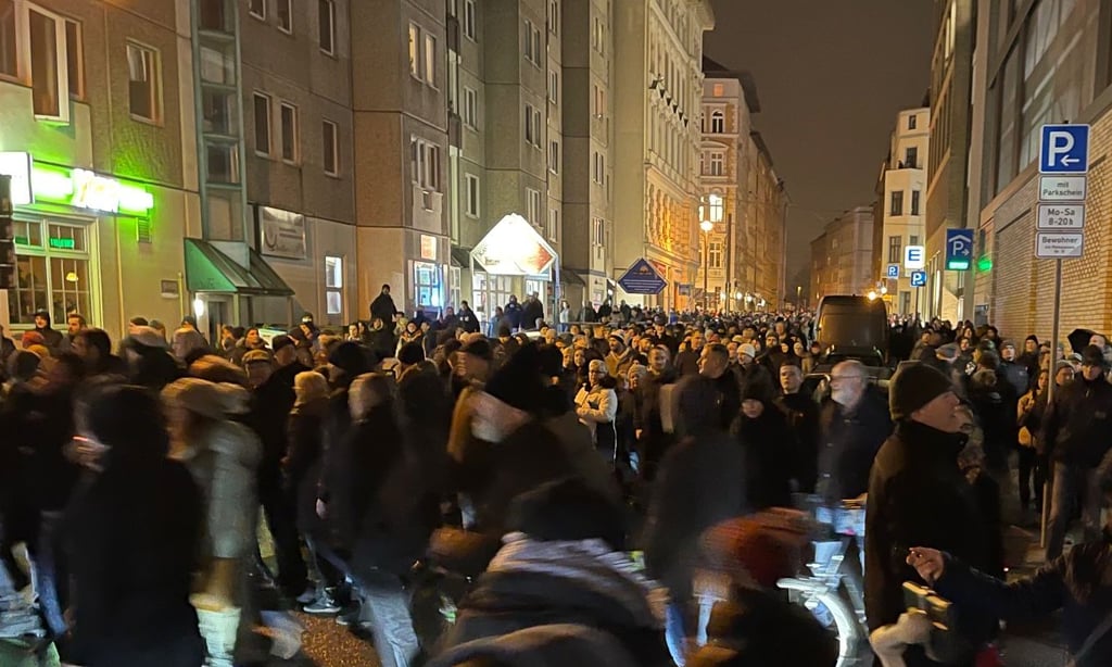 Demonstranten am Montagabend in der Altstadt von Magdeburg.