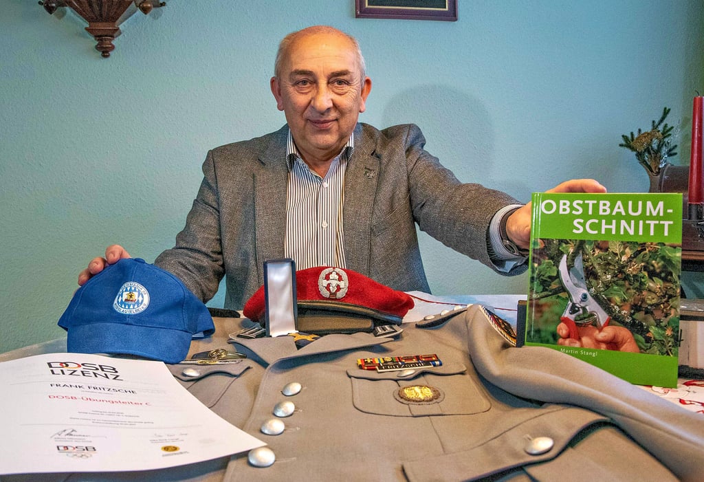 Der ehemalige Berufssoldat Frank Fritzsche hat sich  als  Ehrenamtler in Roßlau einen Namen gemacht.  Er war Stadtrat, Ortschaftsrat, aktiv im Stadtsportbund und fünf  Jahre Präsident von Germania Roßlau (mit  Trainerschein!)  Weiterhin  singt er im Chor kümmert sich um die Streuobstwiese hinter der Burg. 