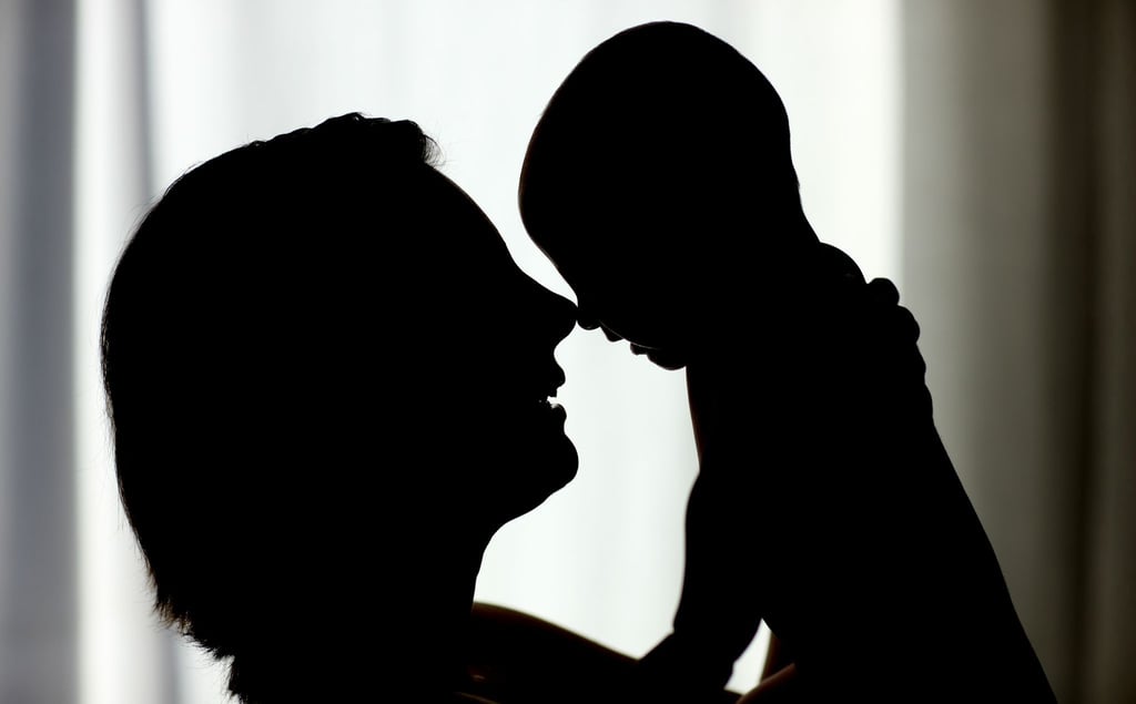 Erfüllt sich ein Paar seinen Kinderwunsch durch eine Leihmutter, hat die Wunschmutter vor der Adoption nicht die Rechte wie die leibliche Mutter. Das betrifft auch das Umgangsrecht im Falle einer Trennung.