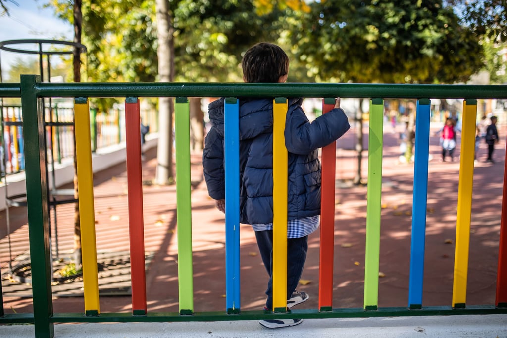 Auf dem Schulhof soll die Direktorin den Jungen in eine bunte Holzkiste gesperrt haben.