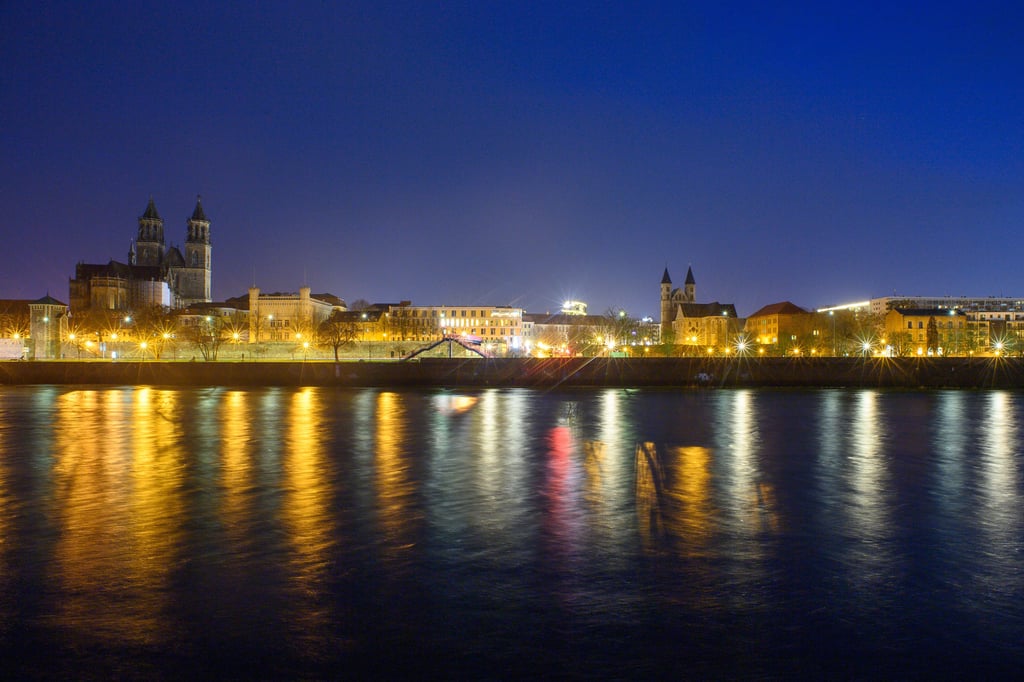 Morgendämmerung am 30.12.2021 in Magdeburg. Nach den bunten Farben des frühen Morgens folgt ein grauer, trüber Wintertag. Überhaupt gab es im Dezember 2021 zu wenig Sonne.