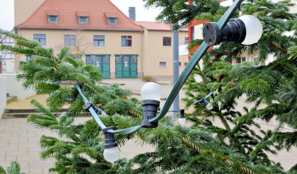 Am gestrigen Montagmittag war der Weihnachtsbaum auf dem Klötzer Schulplatz noch mit einer Lichterkette geschmückt. Der Baum soll bis spätestens Anfang nächster Woche entfernt werden, informierte die Stadt auf Nachfrage.