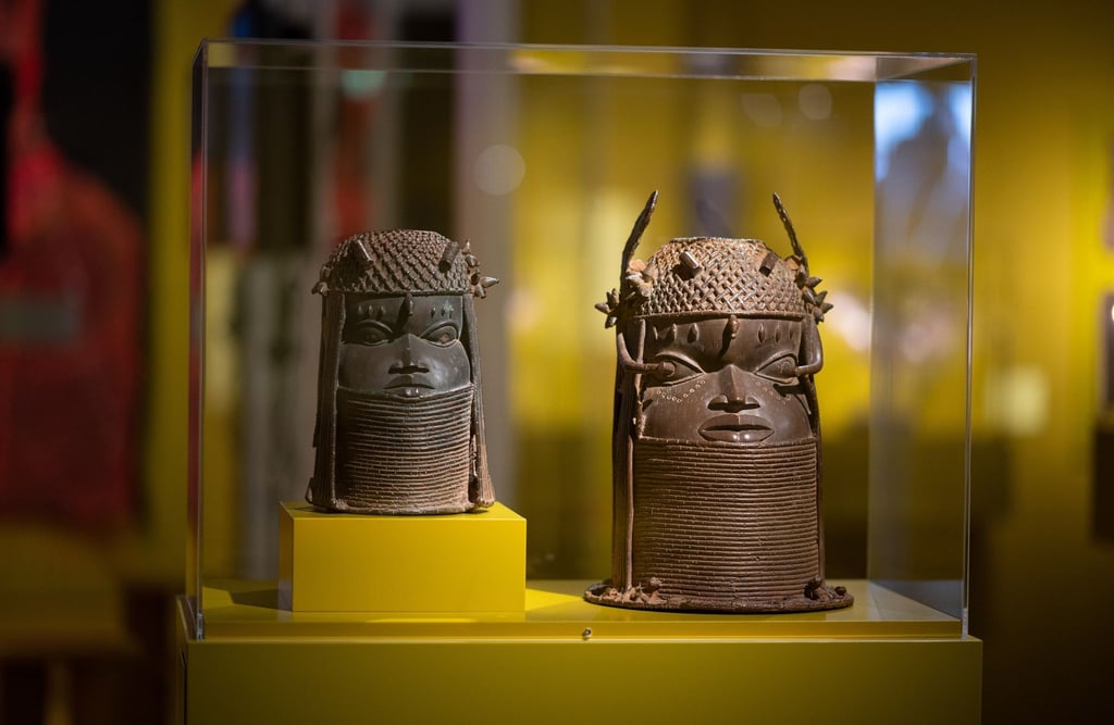 Gedenkköpfe eines Königs aus der Bronzegießergilde Igun Eronmwon stehen in Hamburg.