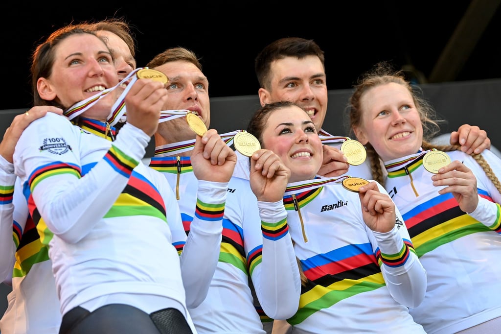 Die Mixed-Weltmeister Lisa Brennauer (l) und Tony Martin (3.v.l) sind Deutschlands Radsportler des Jahres.