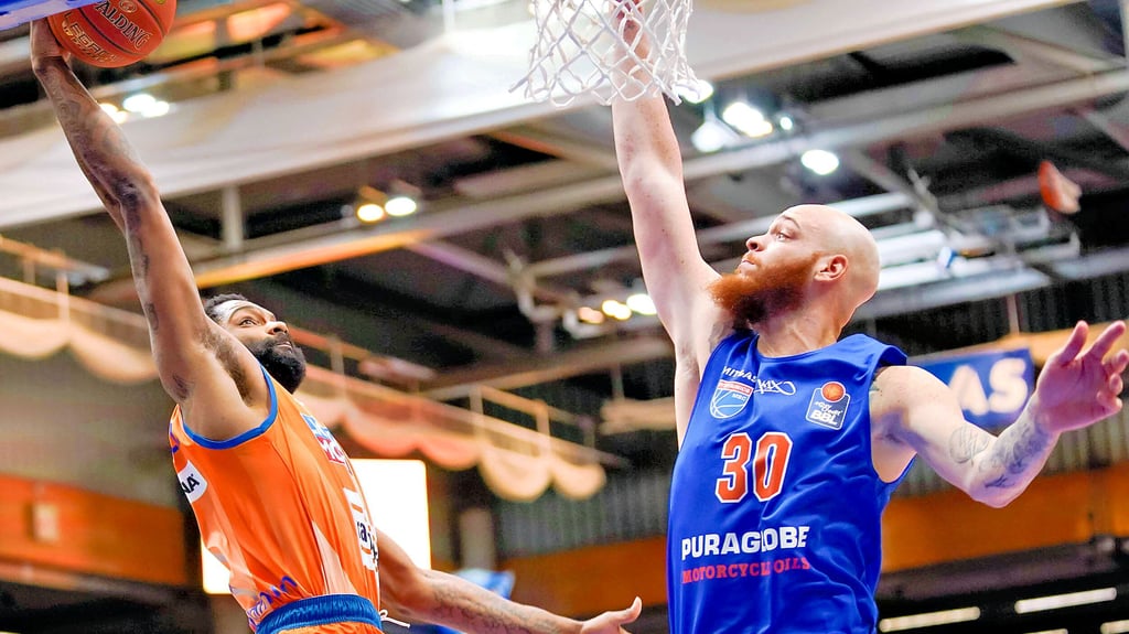 Neuzugang Reggie Upshaw (r.) erzielte in seinem ersten Spiel für den Syntainics MBC elf Punkte.
