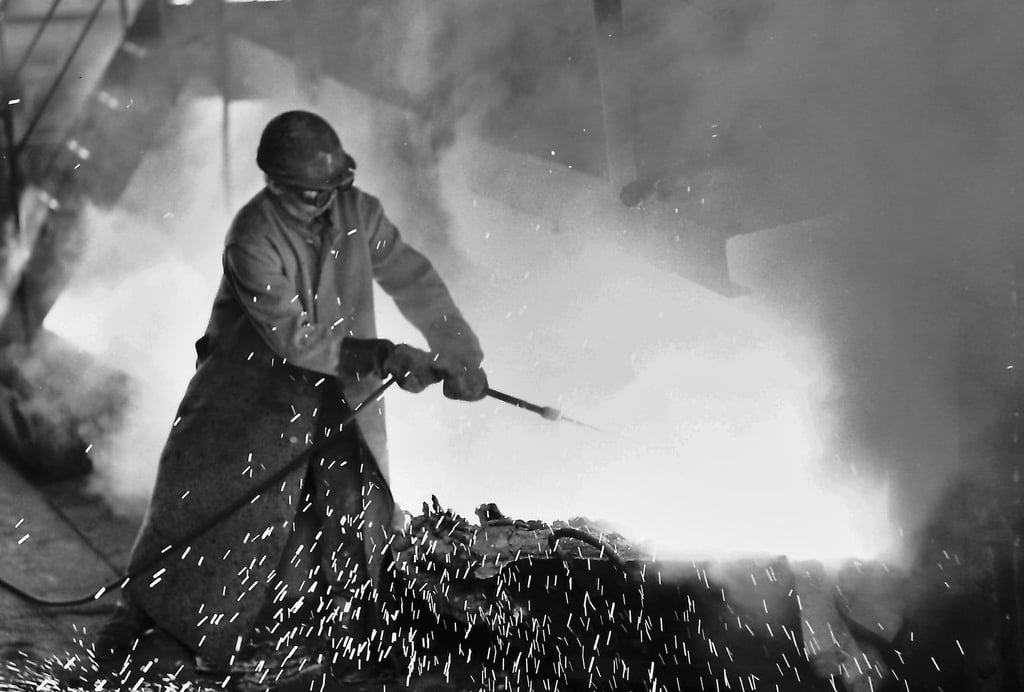 Bei hohen Temperaturen wird aus dem Erz das Metall gewonnen. Schutzkleidung half den Büttenarbeitern in Helbra.