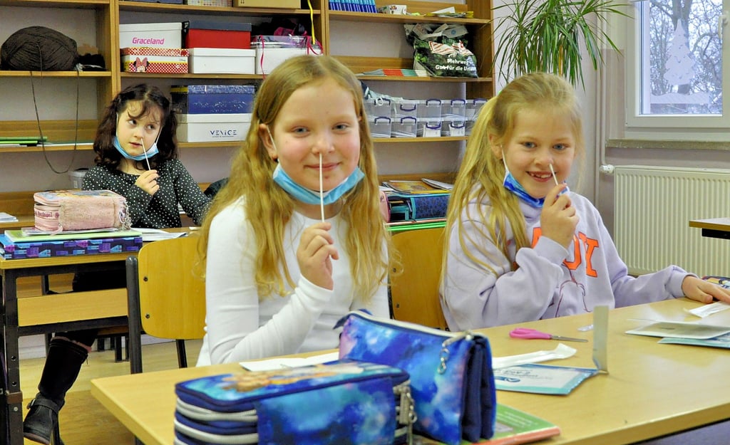 Schülerinnen der Grundschule „Friedrich-Loose“ in Großmühlingen machen vor Schulbeginn den Corona-Schnelltest. Nach den Weihnachtsferien gilt in Sachsen-Anhalt für die ersten zwei Wochen eine Testpflicht für alle, die wenger geimpt noch genesen sind.