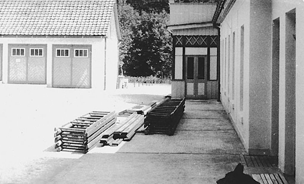 Vom Hof vor dem Hauseigang der Familie Kath in Albrechtshaus gelangte man zu weiteren Wohnungen (hinten) und zu den  Garagen (links). 