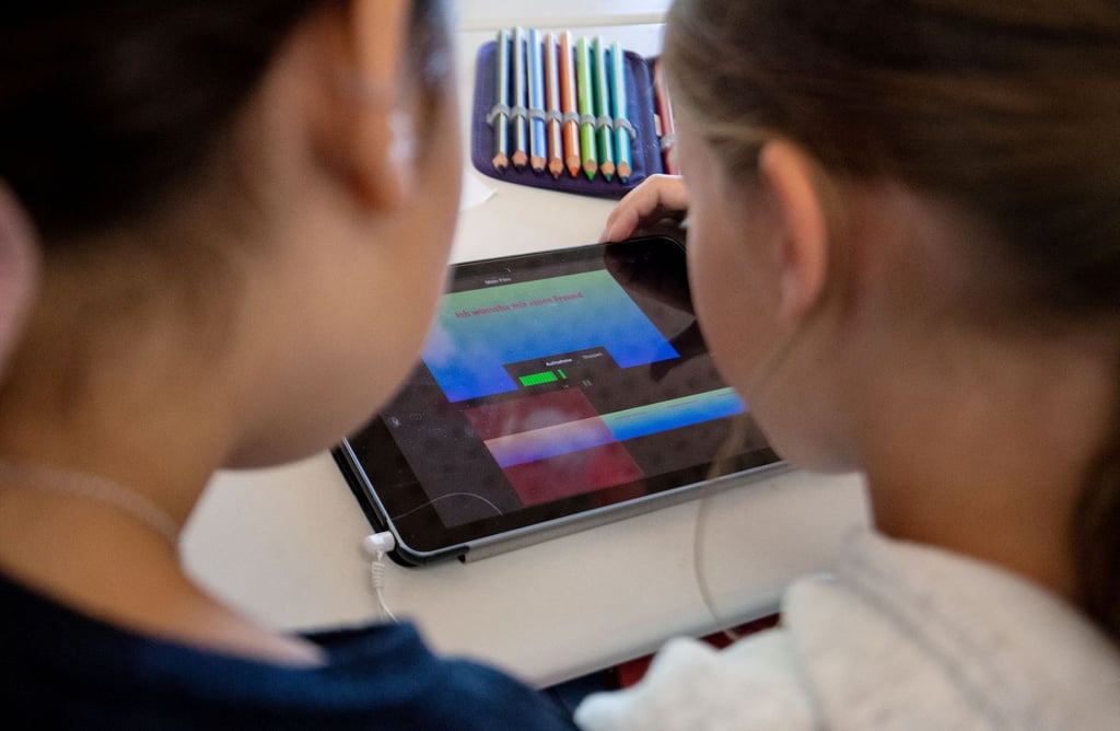 Im Burgenlandkreis werden insgesamt rund 5,1 Millionen Euro in den Ausbau der digitalen Infrastruktur der Schulen investiert.