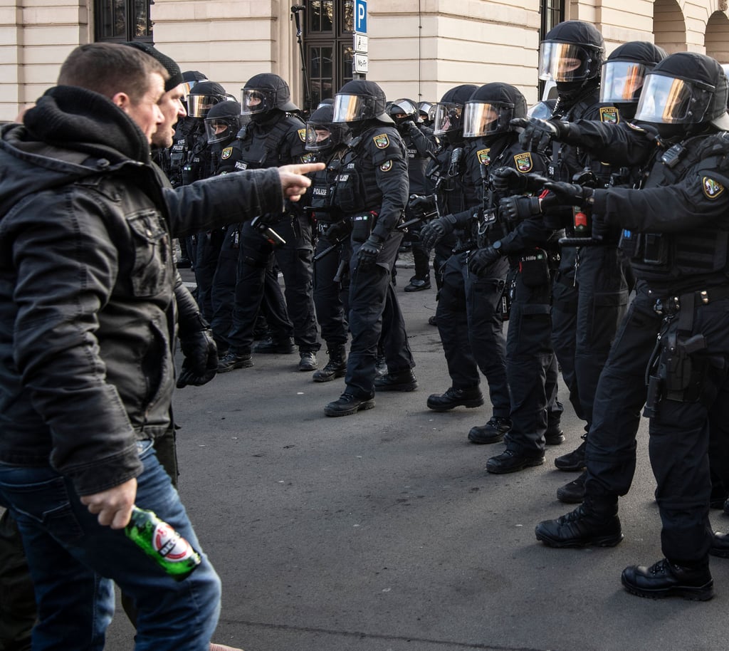 Gescheiterte Taktik? Die SPD will ein anderes Polizei-Auftreten bei den Demos - hier eine Szene von der Kundgebung in Magdeburg am 8. Januar.