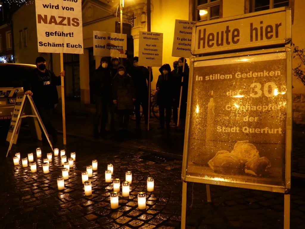 Das Bündnis Querfurt für Weltoffenheit gedachte als Zeichen des Gegenprotest den 30 Coronatoten der Stadt.