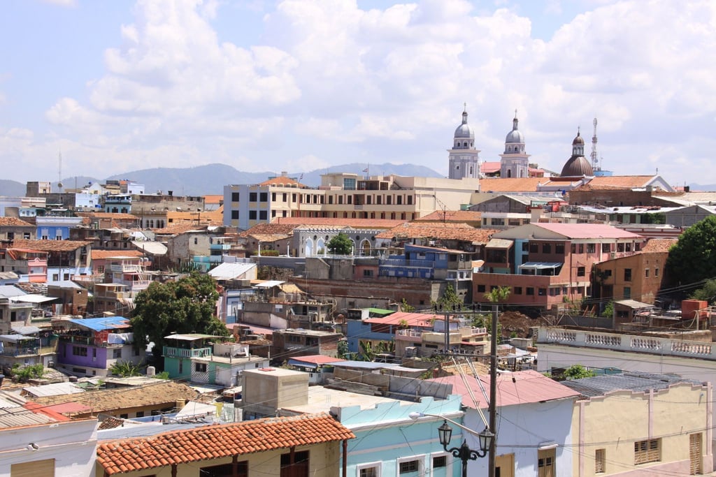 Blick über Santiago de Cuba: Vom 1. Januar 2022 an müssen sich Kuba-Besucher vor der Abreise ins Land online registrieren.