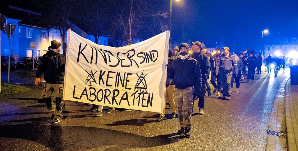 Der unangemeldete Demonstrationszug in Gommern setzte sich kurz nach 18 Uhr über den Streckenverlauf vom Platz des Friedens in Richtung Bahnhof in Bewegung.