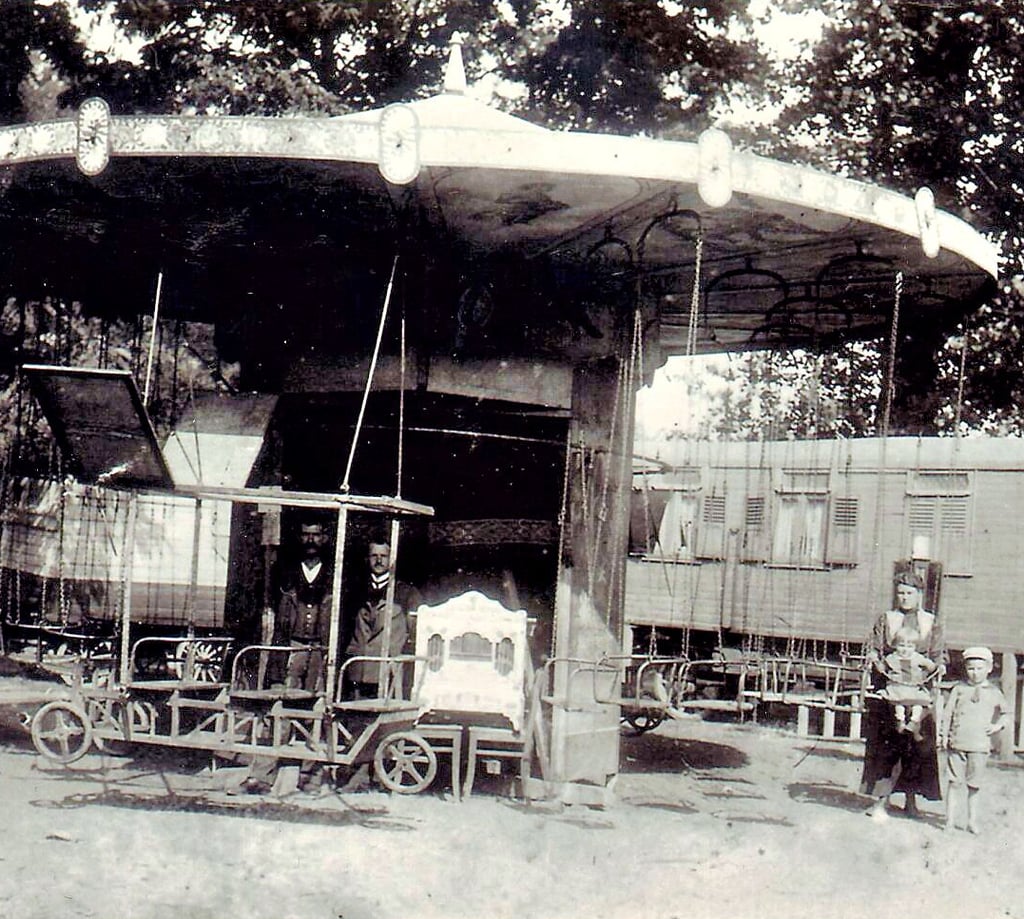 August Füssel aus dem Barbyer Steinweg zog mit einem Karussel durch die Lande. Dessen Antrieb war bereits elektrisch. Das Foto stammt vom Ende der 1930er Jahre.